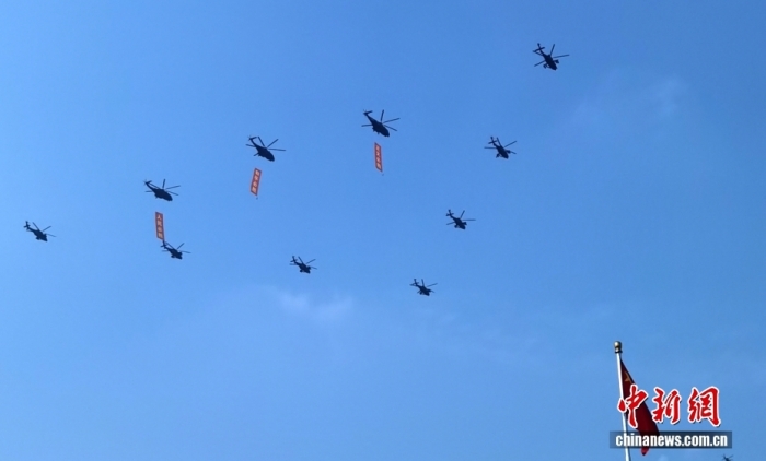 空中护旗梯队飞过天安门广场上空。中新社记者 陈陆军 摄 空中护旗梯队飞过天安门广场上空。中新社记者 陈陆军 摄